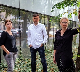 Trójka archtiektów - liderów Pracowni XYStudio (od lewej Marta Nowosielska, Filip Domaszczyński oraz Dorota Sibińska) na tle Gdyńskiego Centrum Filmowego w czasie 10 edycji Weekendu Architektury w Gdyni